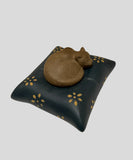 чайні фігурки з ініської глини, кіт на подушці