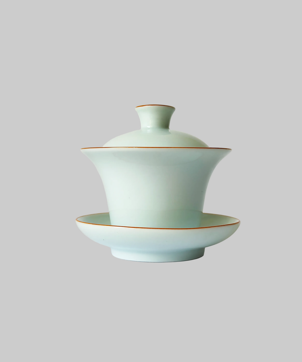 Гайвань, фарфор, зелені гори . Чайна Chaguan - чай і посуд для чаювань і чайних церемоній.