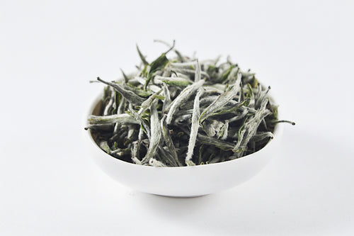 білий чай Бай Хао Інь Чжень, Срібні голки з білим ворсом; белый чай Бай Хао Инь Чжень, Серебряные иглы с белым ворсом