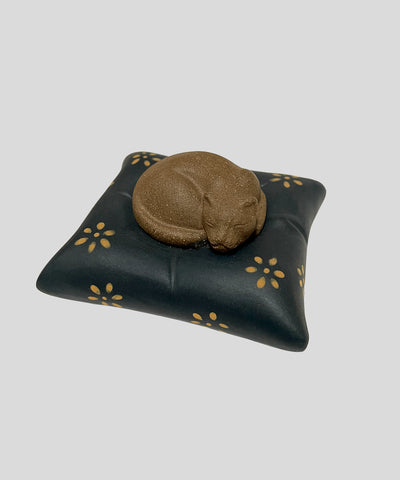 чайні фігурки з ініської глини, кіт на подушці